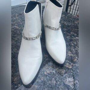 D Womens Size 10 Western Faux Leather Ankle Boots white with chain link accent